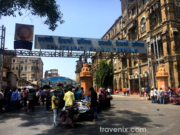 Hawkers Free CSMT Fort सीएसएमटीबाहेर आज फेरीवाल्यांचा नेहमीचा गराडा दिसत नाही. त्यामुळे नागरिकांना चालण्यासाठी फूटपाथ पूर्ण मोकळे आहेत. 