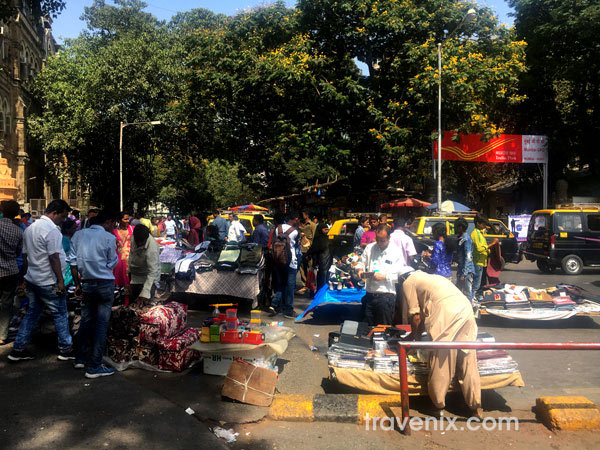 Mumbaikar Will Get Hawkers Free Roads सीएसटी स्थानाकाबाहेरील रस्त्यांनी आज मोकळा श्वास घेतला आहे. 