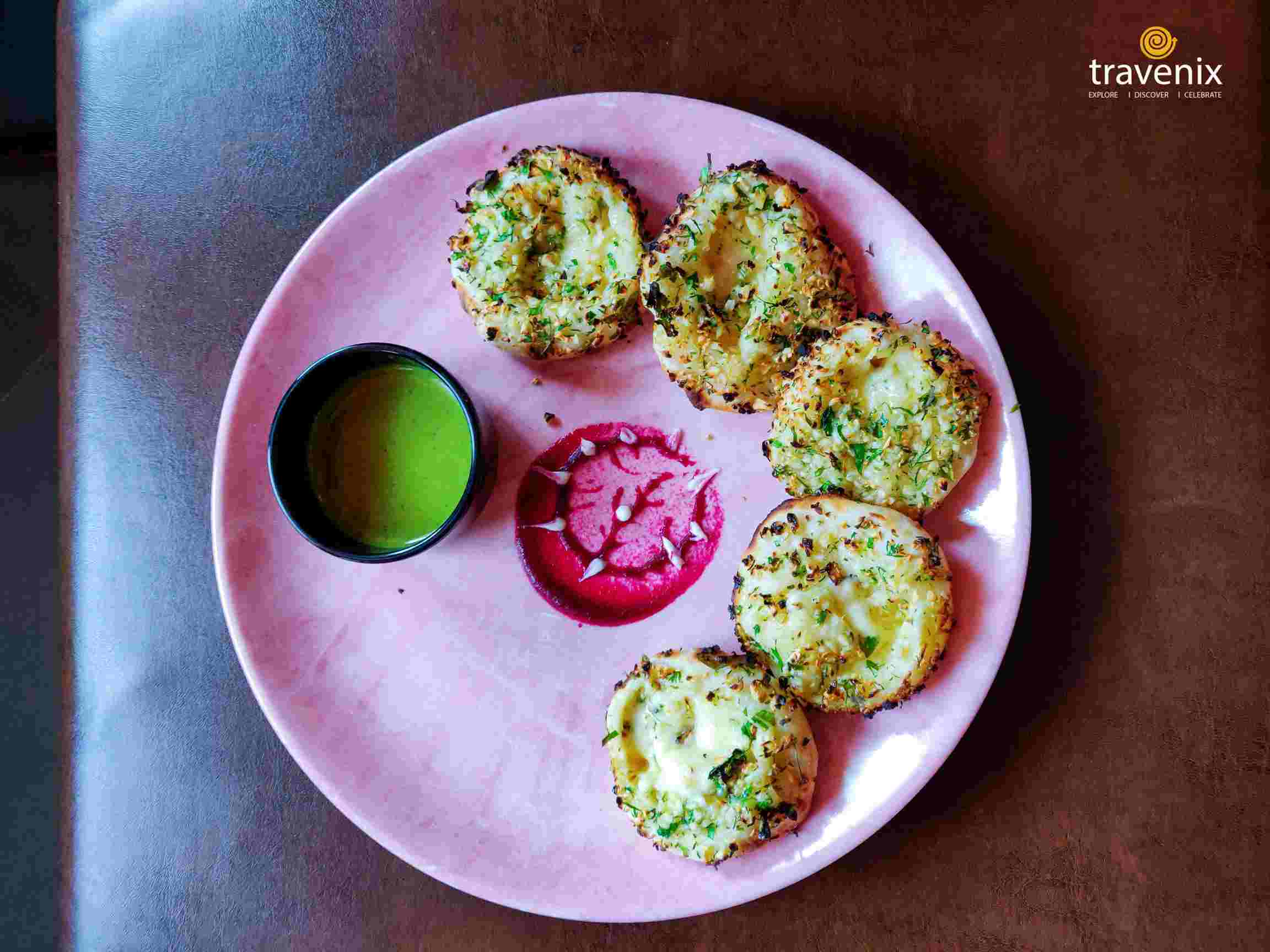 Cheese garlic bomb naans